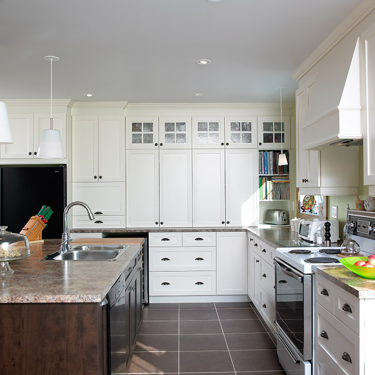 Cuisines Beauregard |Classic kitchen with two-toned polyester melamine cabinets